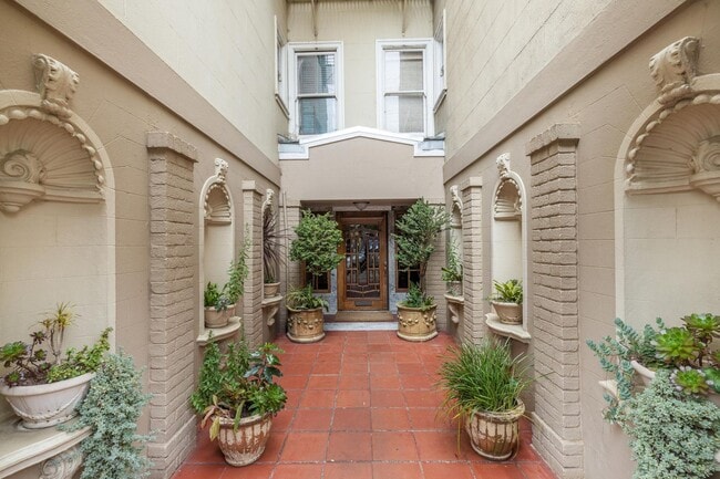Building Photo - Pacific Heights: Updated Condo w/ Enchanting Shared Garden