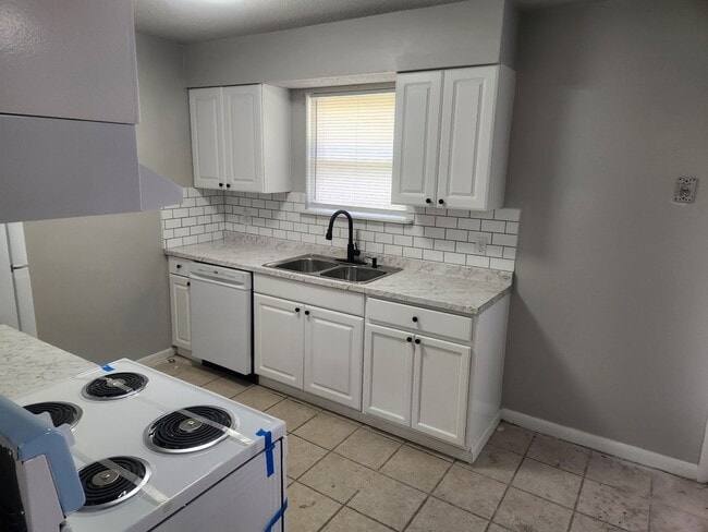 Building Photo - FOR RENT