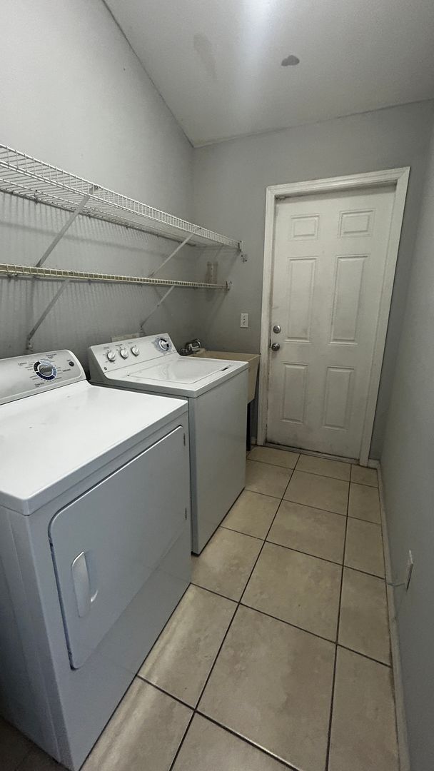 Building Photo - Charming and Spacious Single-Family Home