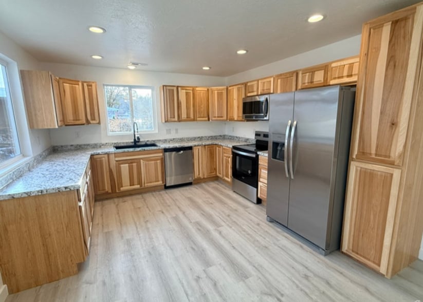 Building Photo - 886 Wood St