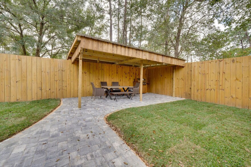 Building Photo - 224 E Kelly Park Rd