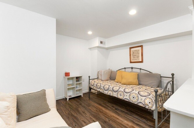 Day bed - 806 Potter Ln
