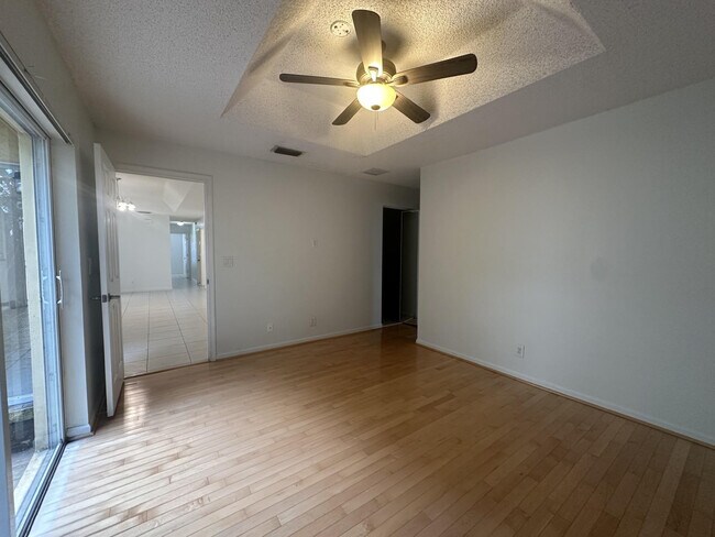 Building Photo - 3427 Commodore Ct