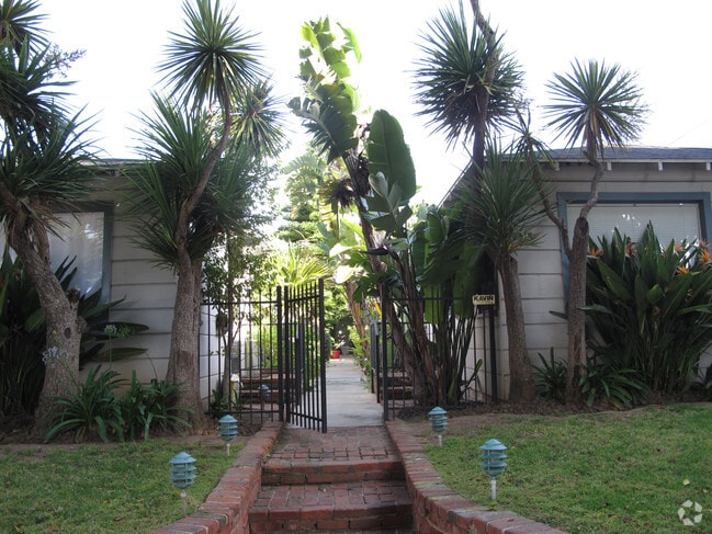 Building Photo - 2313-2315 Oak St