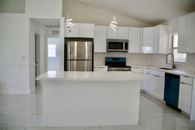 Building Photo - 1716 NE 6th Pl