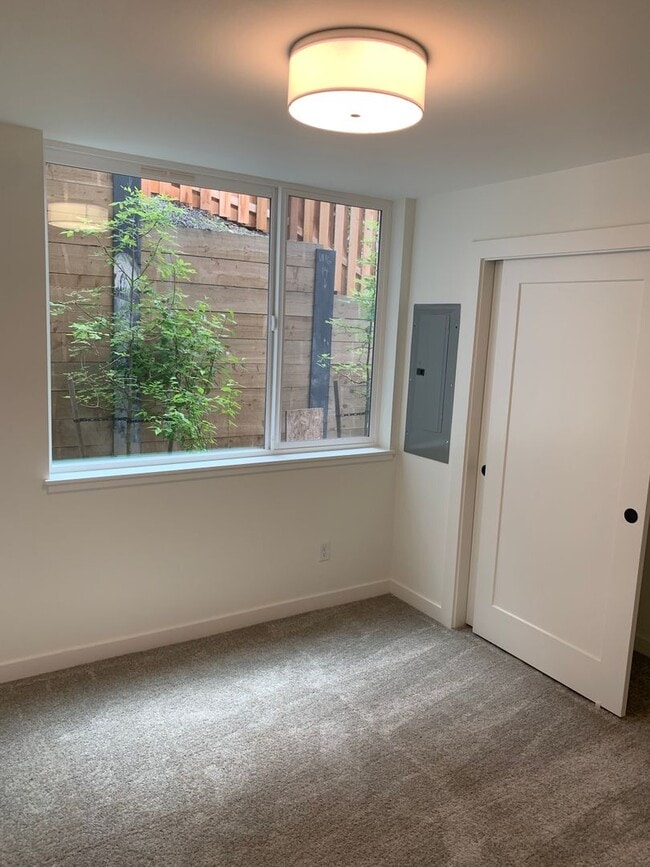 Building Photo - Luxury 2 beds/2 baths townhome in Wedgwood!