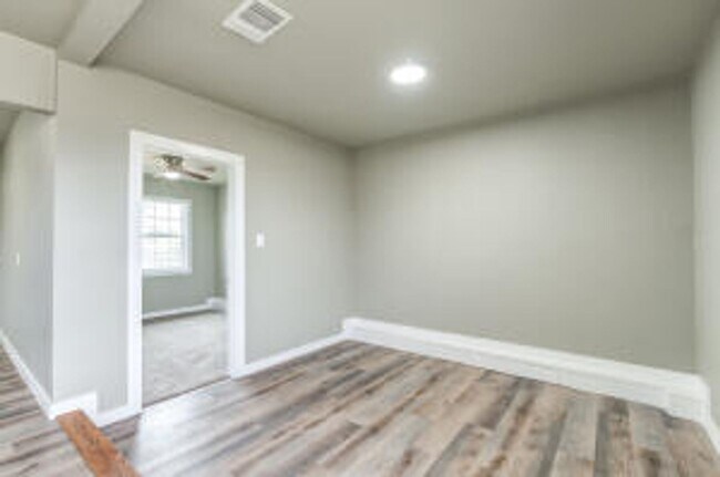 Building Photo - 3 bed 1 bath now available near MLK