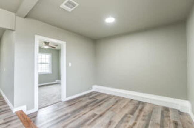 Building Photo - 918 E Rice St