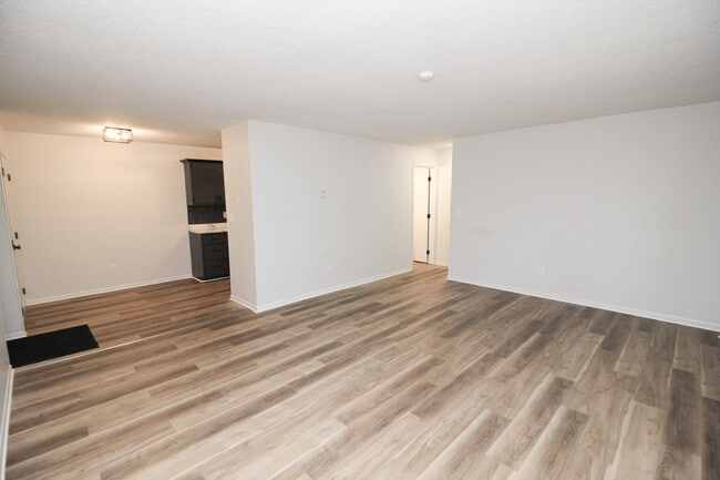 Building Photo - Renovated 2 Bed 1 Bath Apartment