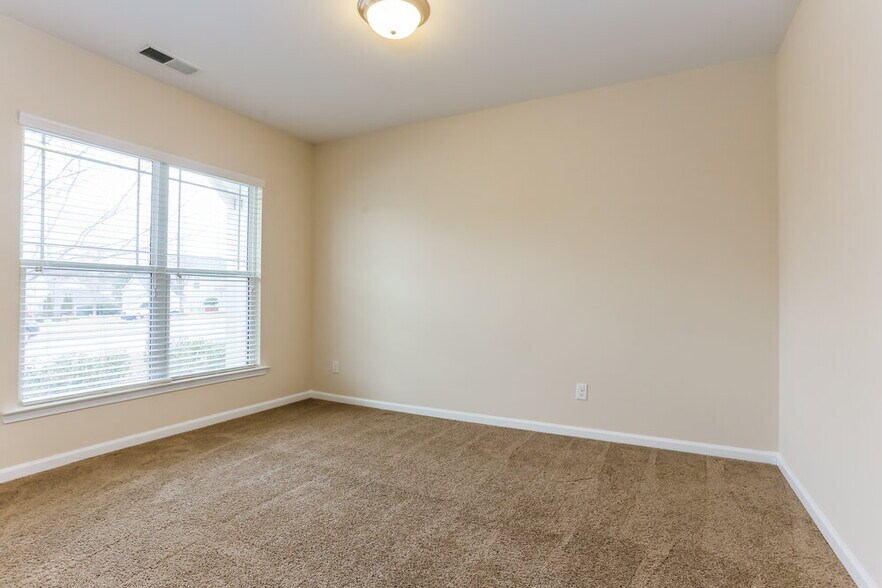 Building Photo - 90 Darbys Ave