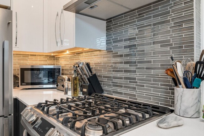 Building Photo - 673 Belmont Pl E