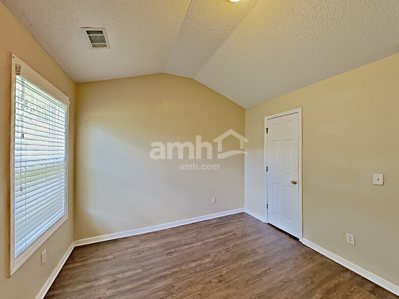 Building Photo - 429 The Gables Dr