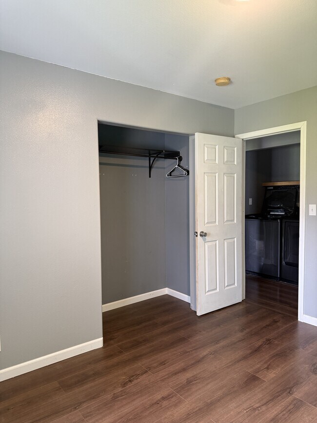 Building Photo - 2150 Bay View Dr