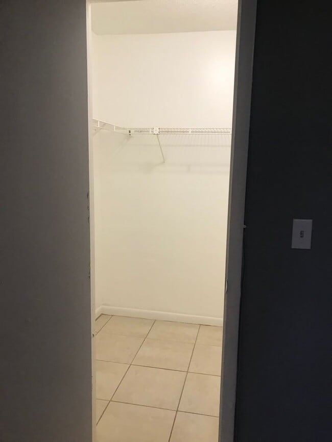 Building Photo - SPACIOUS RANCH STYLE 3 BEDROOM 2 FULL BATH...