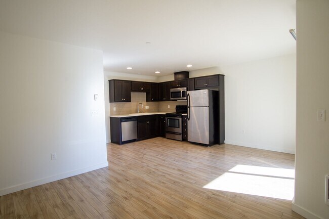 Building Photo - Stylish 2Bdr w/Stainless Appl, W&D, Private Balcony