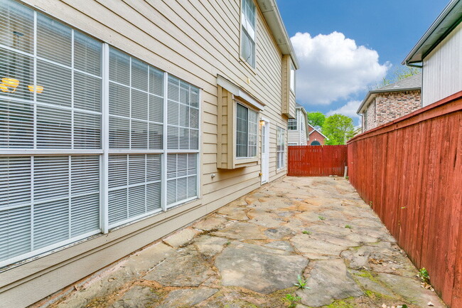 Building Photo - Bright & Spacious Home with Flex Room Near...
