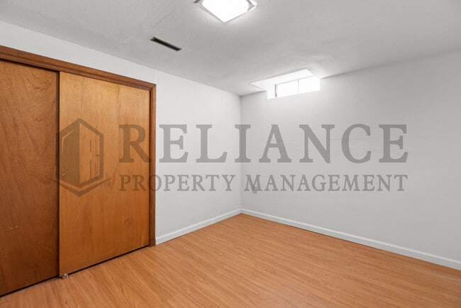 Building Photo - 921 S Royal Rd