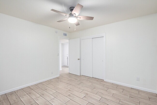 Building Photo - 2 Bed / 1 Bath in Phoenix — 900 Sq Ft with Covered Parking & Private Storage