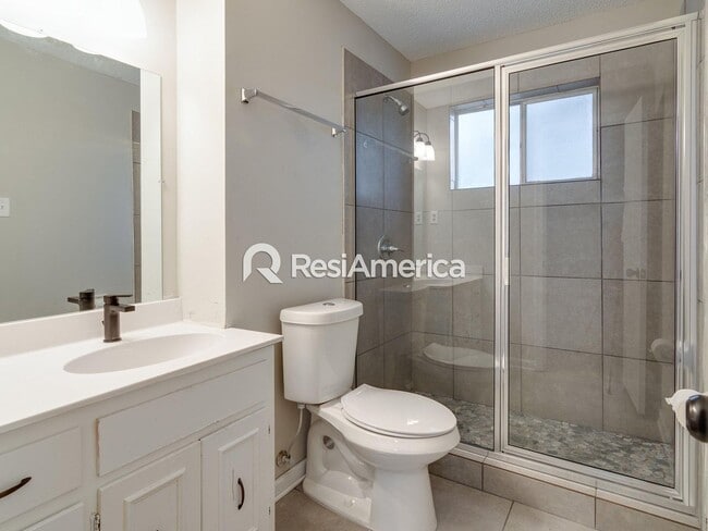 Building Photo - Large, Renovated 3BR/3B Home in 38125!