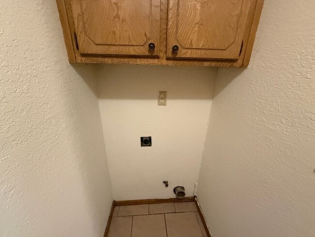 Building Photo - Three Bedroom, 2 Bath large Yard