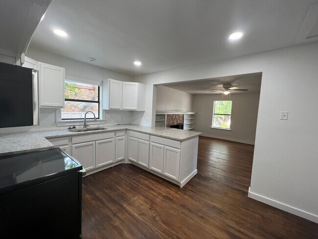 Building Photo - Cute 3-bedroom, 2-bath