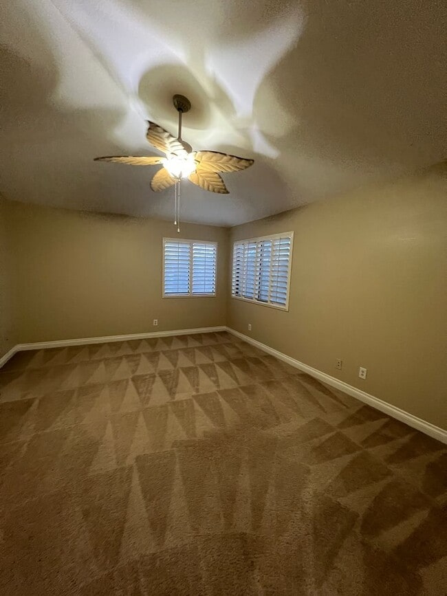 Building Photo - 3 bedroom upgraded Green Valley Home with Pool!