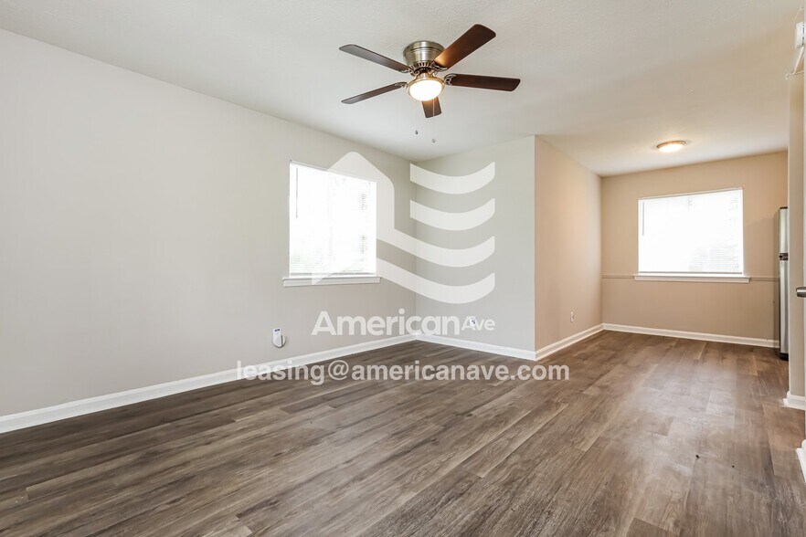 Building Photo - 915 Farwell Dr