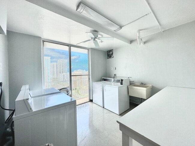 Building Photo - 1985 S Ocean Dr