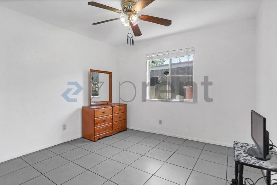 Building Photo - Unit