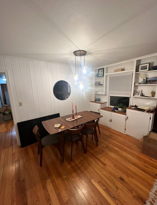 Building Photo - 3 BED | 1.5 BATH | SPACIOUS HOME | CENTRAL