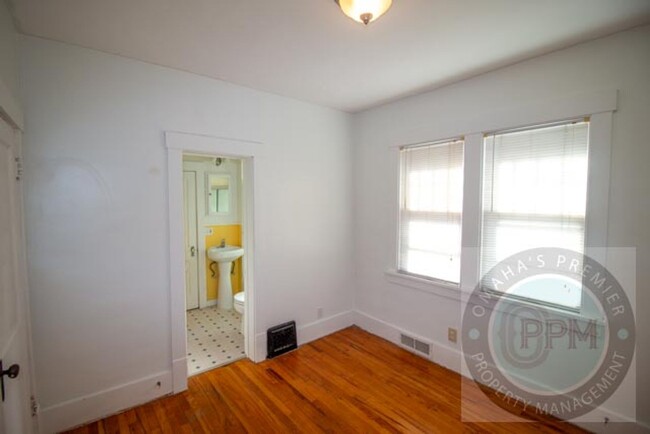 Building Photo - Cozy renovated 2 bedroom 1 bath in the hea...