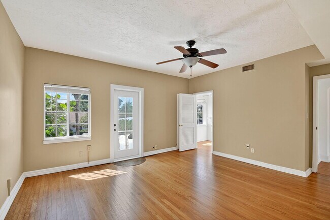 Building Photo - 322 Cornell Dr