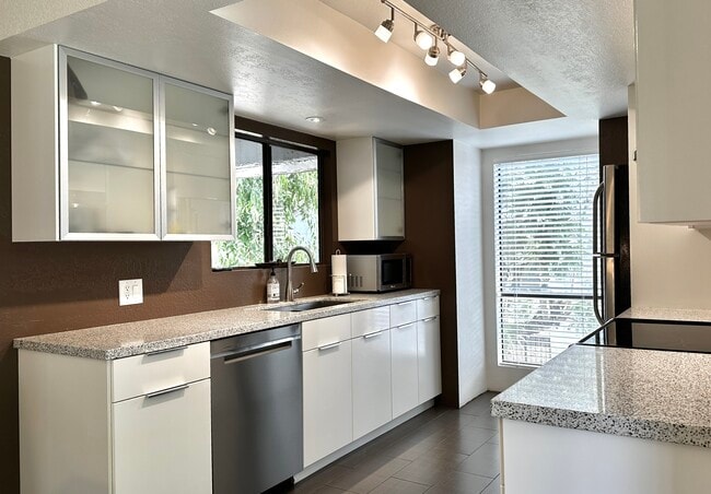 Building Photo - 5125 E Waverly Dr