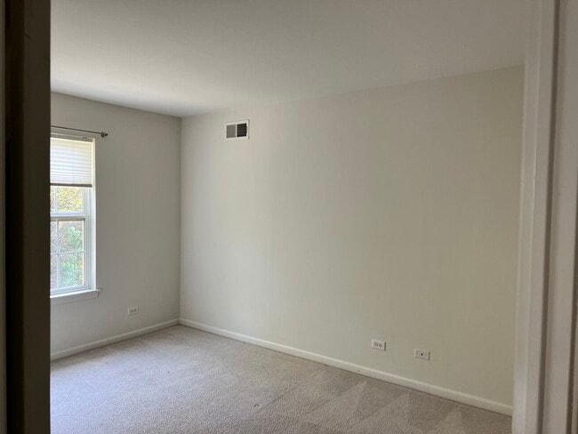 Building Photo - 10S449 Carrington Cir