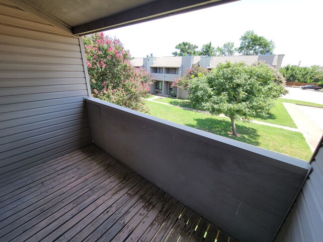 Building Photo - College Station - 2 bed/1.5 bath end unit ...