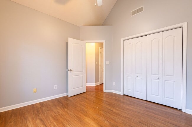 Building Photo - Spacious 5 Bedroom, 3 Bathroom Home in Cov...