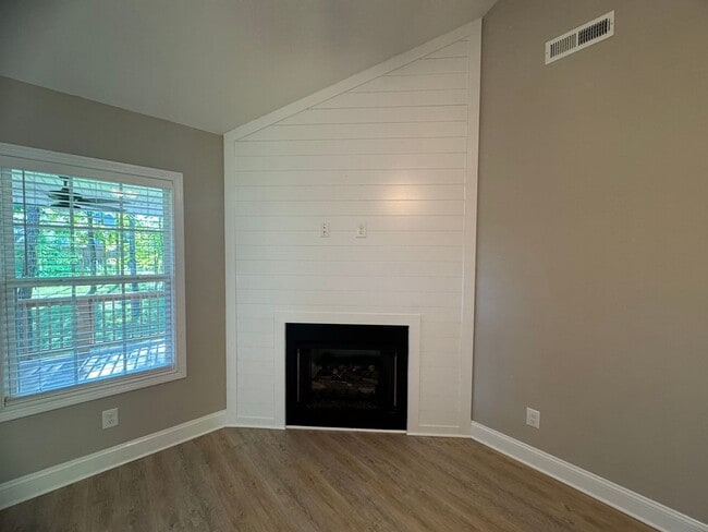 Building Photo - Gorgeous Single Family Home In Clarksville