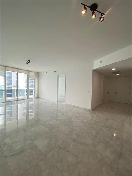 Building Photo - 16001 Collins Ave