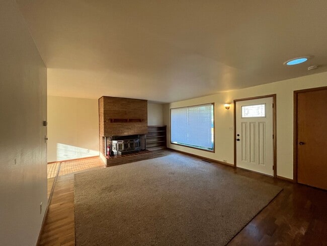 Building Photo - Classic Home in Columbia Neighborhood - Walnut