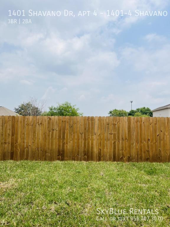 Building Photo - 1401 Shavano Dr