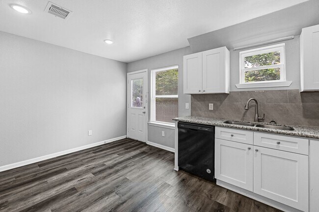 Building Photo - ASAP move in! Charming 3-Bedroom Home in the Heart of Conroe