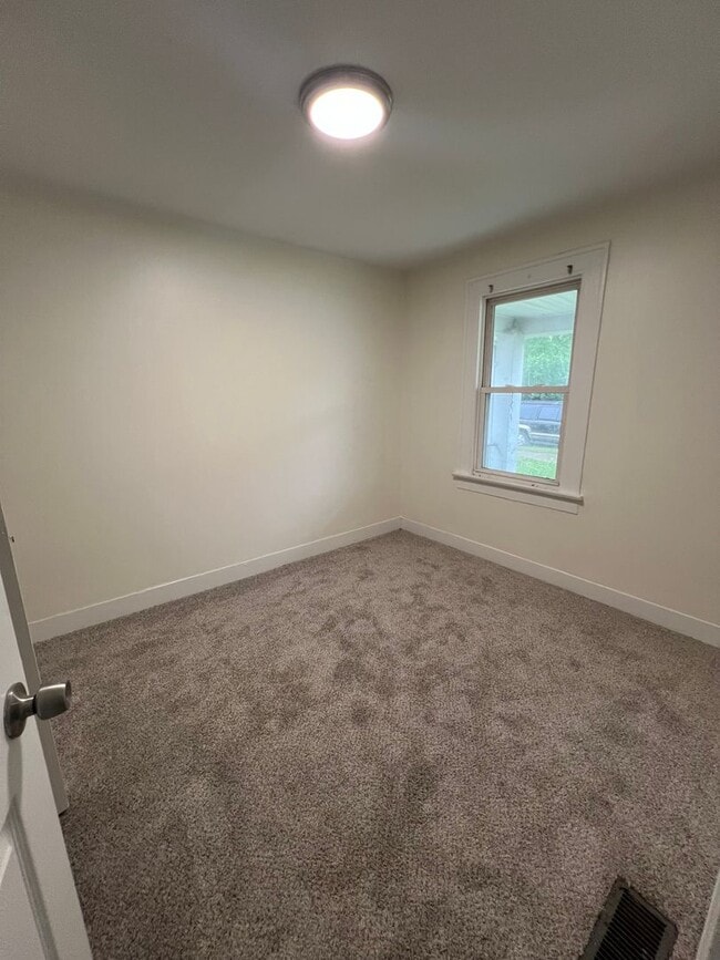 Building Photo - Recently renovated 2 bedrooms 1 bath