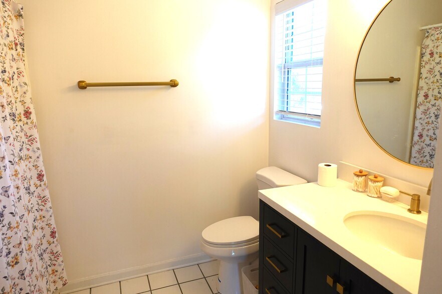 Master Bath - 1333 Holliday Dr