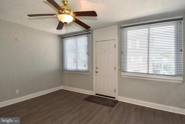 Building Photo - 204 34th St NE