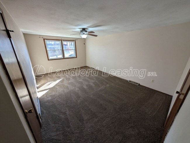 Building Photo - Spacious 4-Bedroom Colonial on Beautiful W...