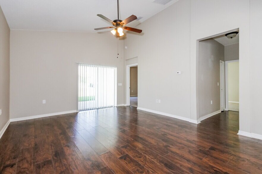 Building Photo - 6870 Glenbrook Dr