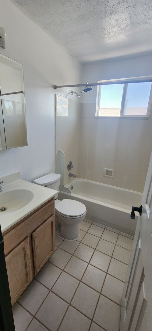 Building Photo - 4 Bedroom Salt Lake Home!