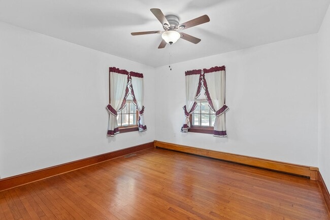 Building Photo - Brick 2-Bedroom Home Close to Farmville an...