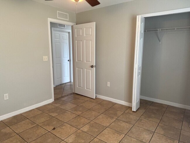Building Photo - Spacious 3 Bed / 2 Bath Home in the Heart ...