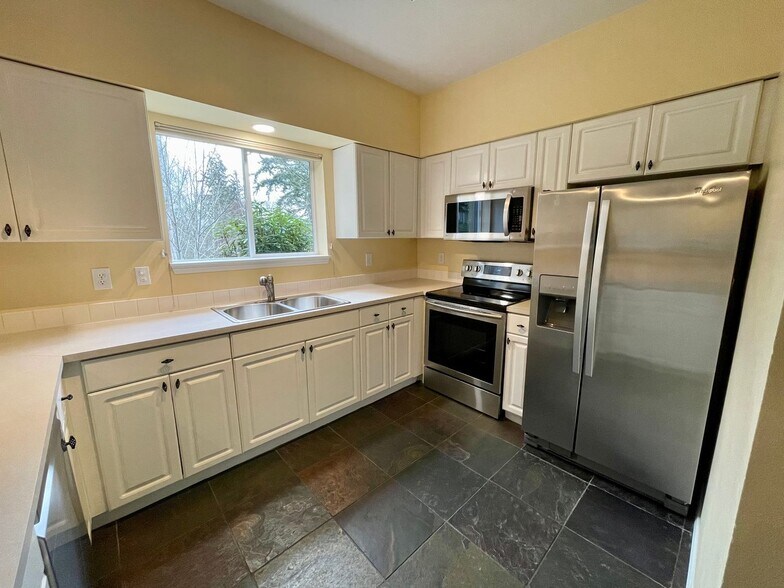 Building Photo - Large 1BR with New Carpeting!!!!